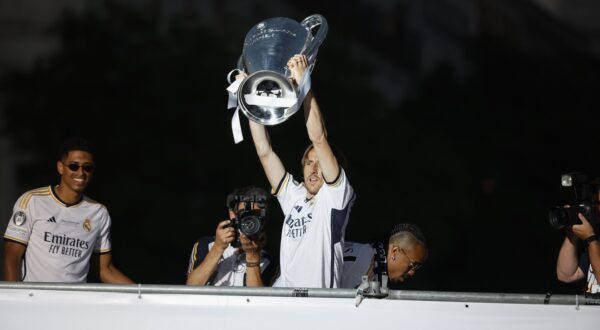 epa11386400 Real Madrid's Luka Modric poses with the UEFA Champions League trophy during an open-top bus parade of the team in Madrid, Spain, 02 June 2024. Real Madrid won the UEFA Champions League 2024 final soccer match against Borussia Dortmund on 01 June 2024.  EPA/JuanJo Martin