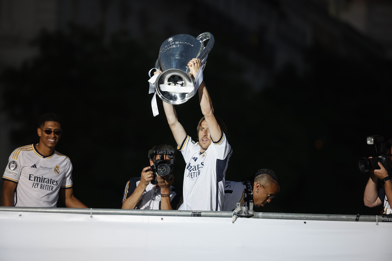 epa11386400 Real Madrid's Luka Modric poses with the UEFA Champions League trophy during an open-top bus parade of the team in Madrid, Spain, 02 June 2024. Real Madrid won the UEFA Champions League 2024 final soccer match against Borussia Dortmund on 01 June 2024.  EPA/JuanJo Martin