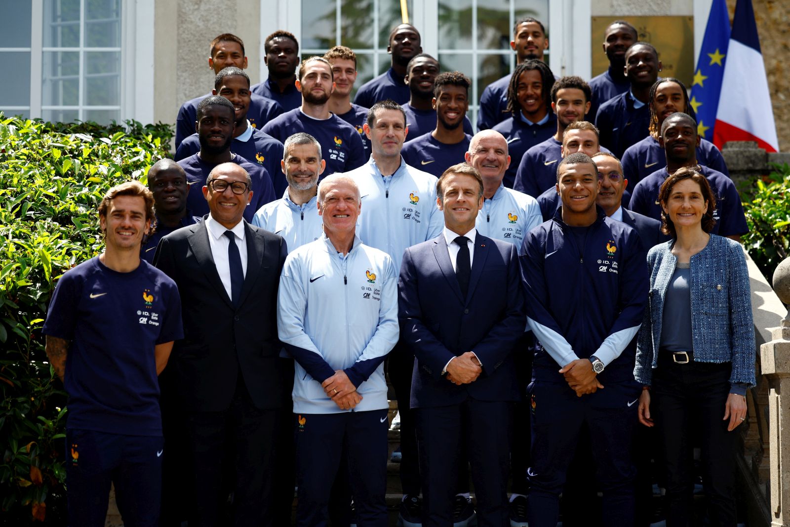 epa11387248 French President Emmanuel Macron (C) poses with French national football team head coach Didier Deschamps, French players Kylian Mbappe and Antoine Griezmann, French Football Federation President Philippe Diallo and French Minister for Sports and Olympics Amelie Oudea-Castera pose for a group photo with French national soccer team ahead of the UEFA Euro 2024 at their training camp in Clairefontaine-en-Yvelines, France, 03 June 2024.  EPA/SARAH MEYSSONNIER / POOL  MAXPPP OUT