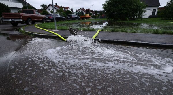 epa11387263 Water from flooded houses is pumped out in Baar-Ebenhausen, in Germany, 03 June 2024. Heavy rain causes flooding in the southern states of Germany in Bavaria and Baden-Wuerttemberg.  EPA/ANNA SZILAGYI
