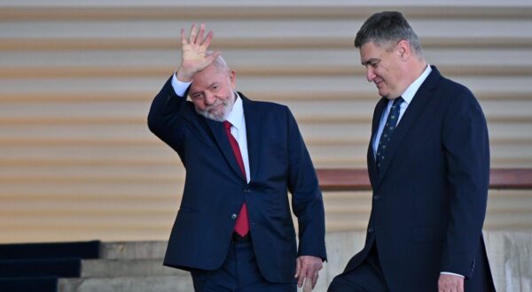 epa11387722 Brazilian President Luiz Inacio Lula da Silva (L) receives Croatian President Zoran Milanovic at the Itamaraty Palace in Brasilia, Brazil, 03 June 2024. Lula da Silva received his Croatian counterpart for a meeting where they are expected to review bilateral relationships, the climate crisis and the conflicts in Ukraine and Gaza.  EPA/ANDRE BORGES