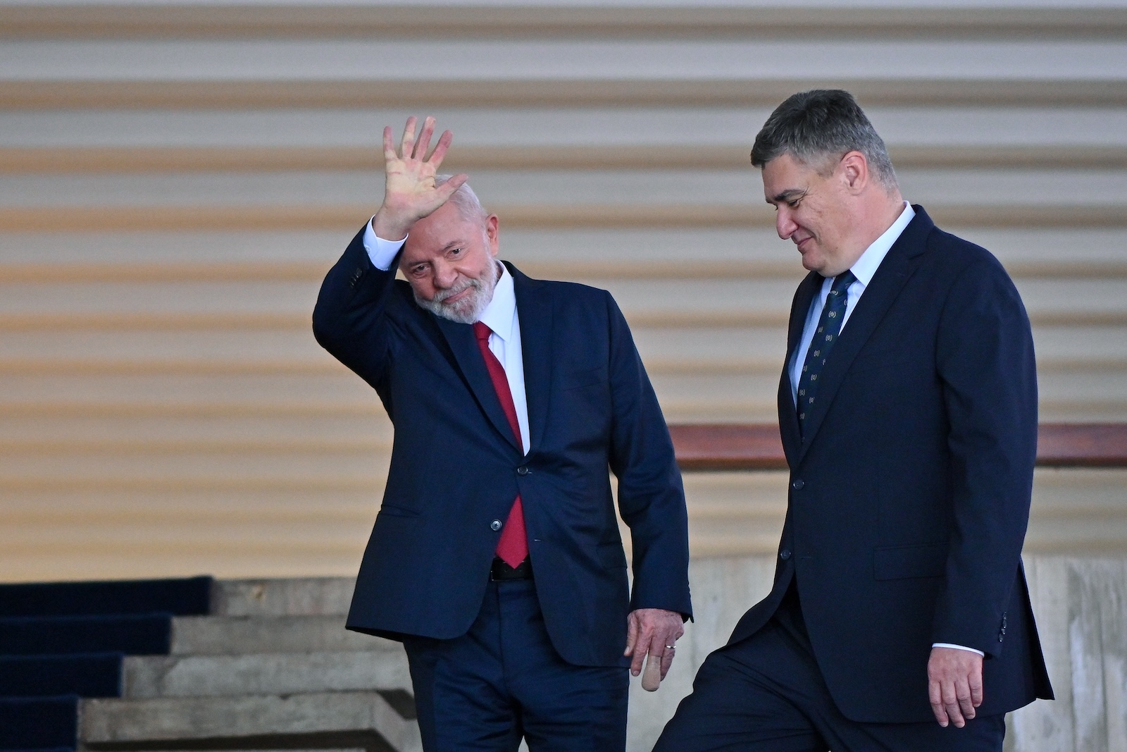 epa11387722 Brazilian President Luiz Inacio Lula da Silva (L) receives Croatian President Zoran Milanovic at the Itamaraty Palace in Brasilia, Brazil, 03 June 2024. Lula da Silva received his Croatian counterpart for a meeting where they are expected to review bilateral relationships, the climate crisis and the conflicts in Ukraine and Gaza.  EPA/ANDRE BORGES