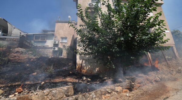 epa11388529 Smoke rises in Kiryat Shmona, northern Israel, following strikes by Hezbollah missiles, 04 June 2024. An Israeli army spokesperson reported that six IDF reservist soldiers were lightly injured as a result of smoke inhalation and transferred to a hospital to receive medical treatment.  EPA/ATEF SAFADI
