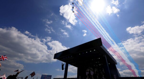 epa11390974 The Red Arrows perform a flypast at the UK’s national commemorative event for the 80th anniversary of D-Day in Southsea Common, Portsmouth, Britain 05 June 2024. The event will involve more than 500 members of the Armed Forces, including a 79-piece orchestra, a 25-strong choir and drummers from the Royal Marines. Portsmouth played a key role in preparing for the invasion of the beaches of northern France in 1944 which became a turning point in the Second World War.  EPA/NEIL HALL/POOL