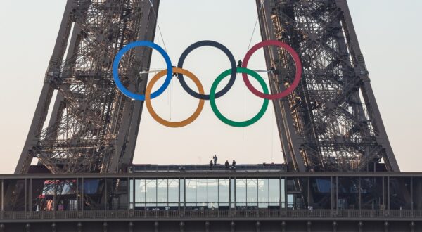 epa11394909 Teams from ArcelorMittal, official partner of the Paris 2024 Games, install the Olympic rings on the Eiffel Tower 50 days before the Paris 2024 Olympic and Paralympic Games in Paris, France, 07 June 2024. Summer Olympics will be held in Paris, France, from 26 July to 11 August 2024.  EPA/TERESA SUAREZ