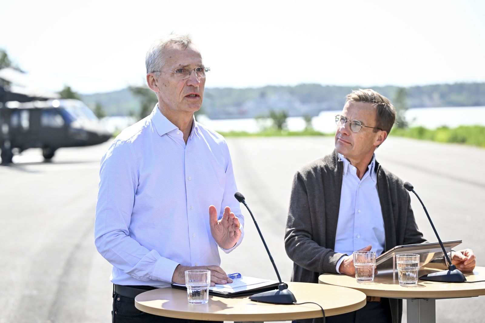 epa11395088 NATO Secretary General Jens Stoltenberg (L) and Sweden's Prime Minister Ulf Kristersson hold a news conference in connection with bilateral talks and a demonstration of the Swedish Armed Forces' activities at the Stockholm Amphibian Regiment in Berga, Sweden, 07 June 2024. Stoltenberg is in Sweden from 06 to 07 June to attend Sweden's National Day and a military demonstration by the Swedish Armed Forces.  EPA/HENRIK MONTGOMERY SWEDEN OUT