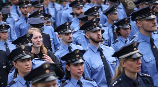 epa11395158 Police officers, of whom most of them wore their uniforms, along with other participants walk during a silent march in Berlin, Germany, 07 June 2024. The German police unions DPolG and GdP called for a joint silent march following the death of 29-year-old police officer Rouven L., who was killed when a man armed with a knife targeted an anti-Islam demonstration in Mannheim on 31 May 2024.  EPA/CLEMENS BILAN