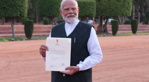 epa11395916 Indian Prime Minister Narendra Modi, shows a letter by Indian President Droupadi Murmu, inviting him to form the Indian Government while delivering a speech after meeting Indian President at the presidential official residence Rashtrapati Bhavan, in New Delhi, India, 07 June 2024. Narendra Modi will be sworn-in as Indian Prime Minister on 09 June 2024.  EPA/T. NARAYAN