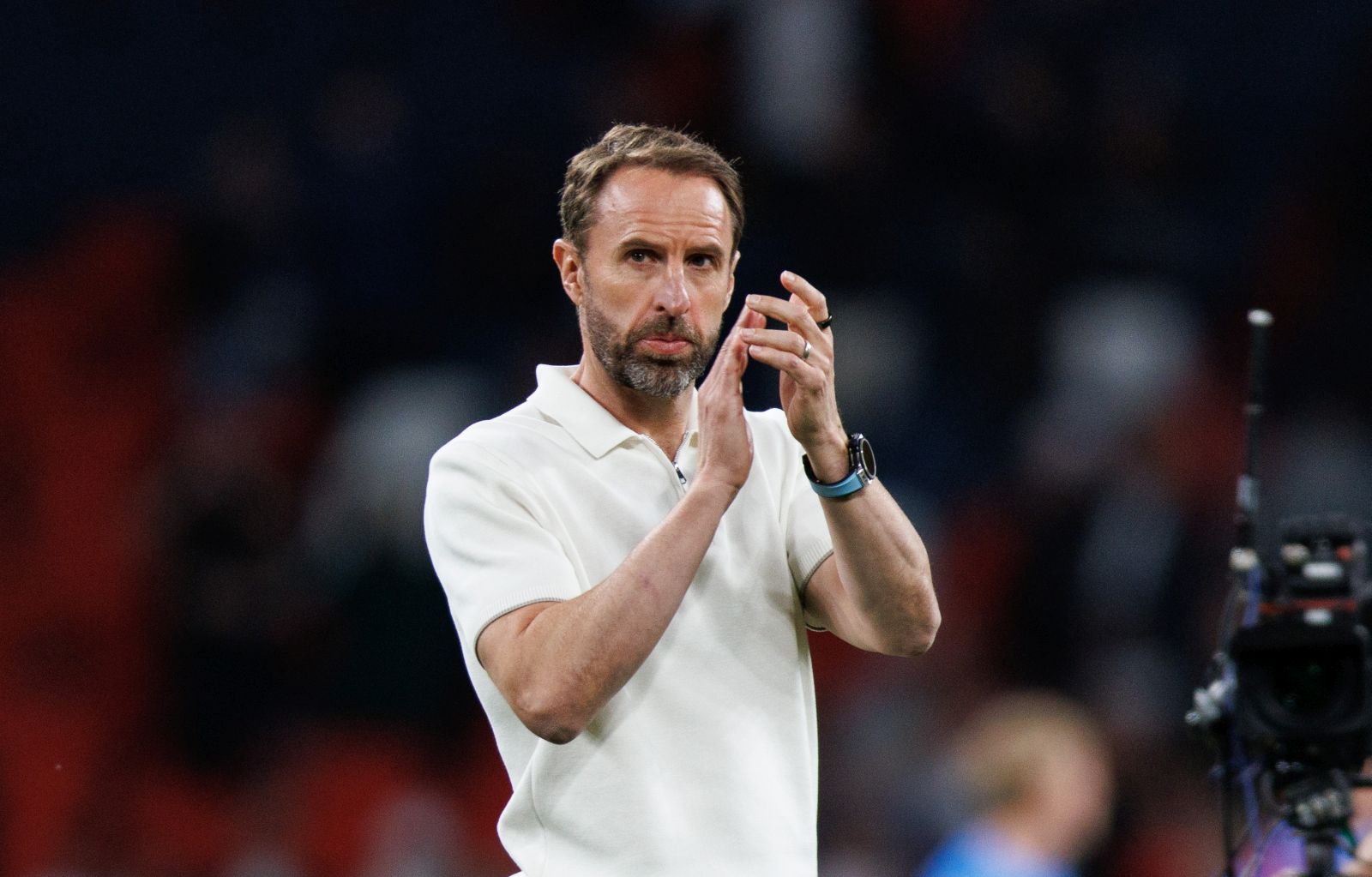 epa11396817 England Manager Gareth Southgate greets the fans after the friendly international soccer match between England and Iceland in London, Britain, 07 June 2024.  EPA/TOLGA AKMEN