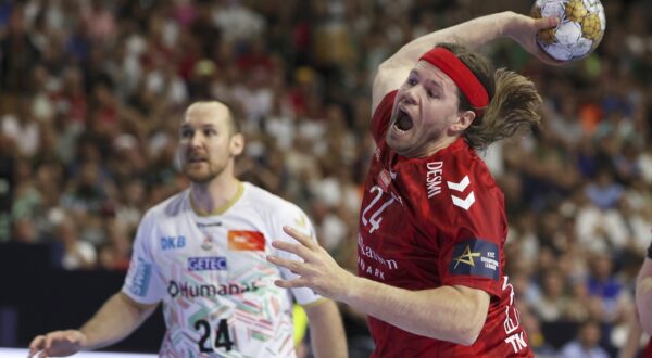 epa11397537 Mikkel Hansen of Aalborg in action during the EHF Men's FINAL4 Handball Champions League semi final match between SC Magdeburg and Aalborg AB Handbold in Cologne, Germany, 08 June 2024.  EPA/CHRISTOPHER NEUNDORF