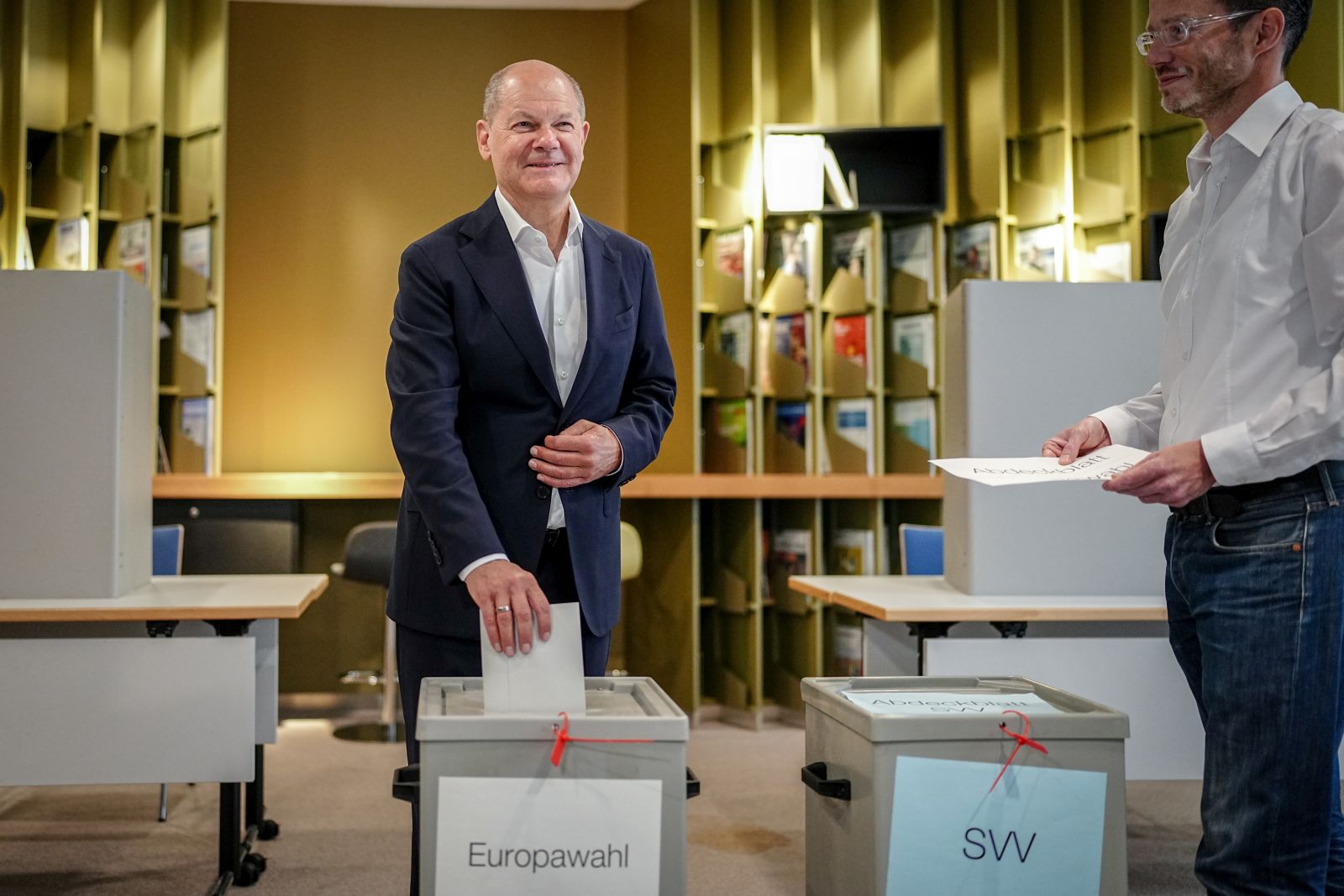 epa11399616 German Chancellor Olaf Scholz (SPD) casts his ballot for the European elections at a polling station in Potsdam, Germany, 09 June 2024. The European Parliament elections take place across EU member states from 06 to 09 June 2024.  EPA/KAY NIETFELD  / POOL