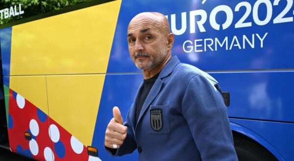 epa11402673 Italy's head coach Luciano Spalletti gestures upon arrival at the team hotel 'VierJahreszeiten' in Iserlohn, Germany, 10 June 2024. The Italian national soccer team will be based at the hotel in Iserlohn, during the UEFA EURO 2024.  EPA/DANIEL DAL ZENNARO