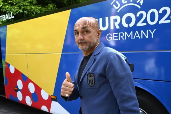 epa11402673 Italy's head coach Luciano Spalletti gestures upon arrival at the team hotel 'VierJahreszeiten' in Iserlohn, Germany, 10 June 2024. The Italian national soccer team will be based at the hotel in Iserlohn, during the UEFA EURO 2024.  EPA/DANIEL DAL ZENNARO