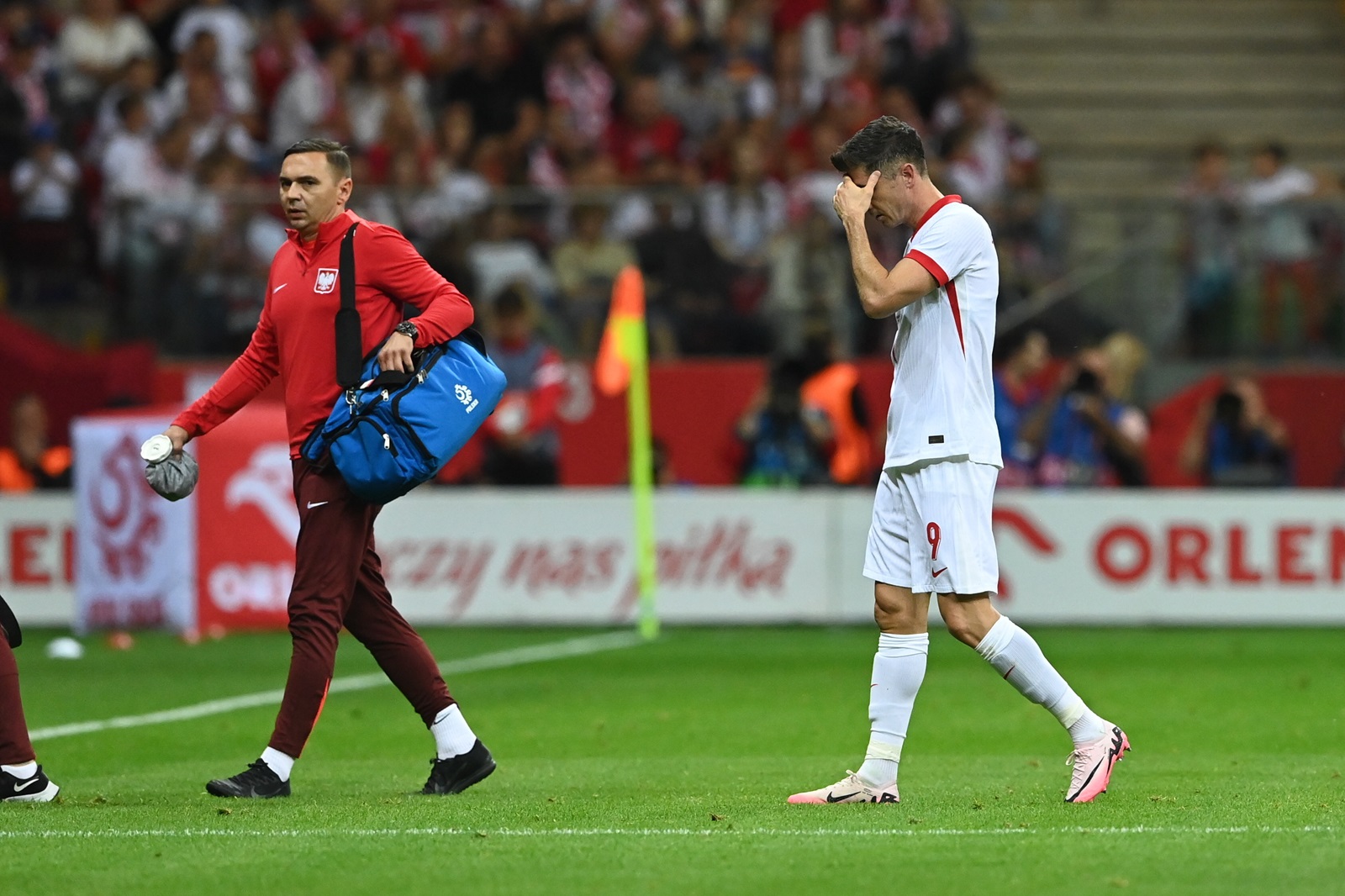 epa11402973 Robert Lewandowski (R) of Poland leaves the pitch after being injured during the international friendly soccer match between Poland and Turkey, in Warsaw, Poland, 10 June 2024.  EPA/Piotr Nowak POLAND OUT