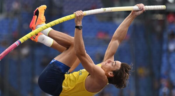 epa11401848 Armand Duplantis of Sweden competes in the Men's Pole Vaul Qualification during the European Athletics Championship, in Rome, Italy, 10 June 2024.  EPA/Adam Warzawa POLAND OUT