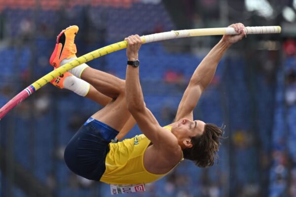 epa11401848 Armand Duplantis of Sweden competes in the Men's Pole Vaul Qualification during the European Athletics Championship, in Rome, Italy, 10 June 2024.  EPA/Adam Warzawa POLAND OUT