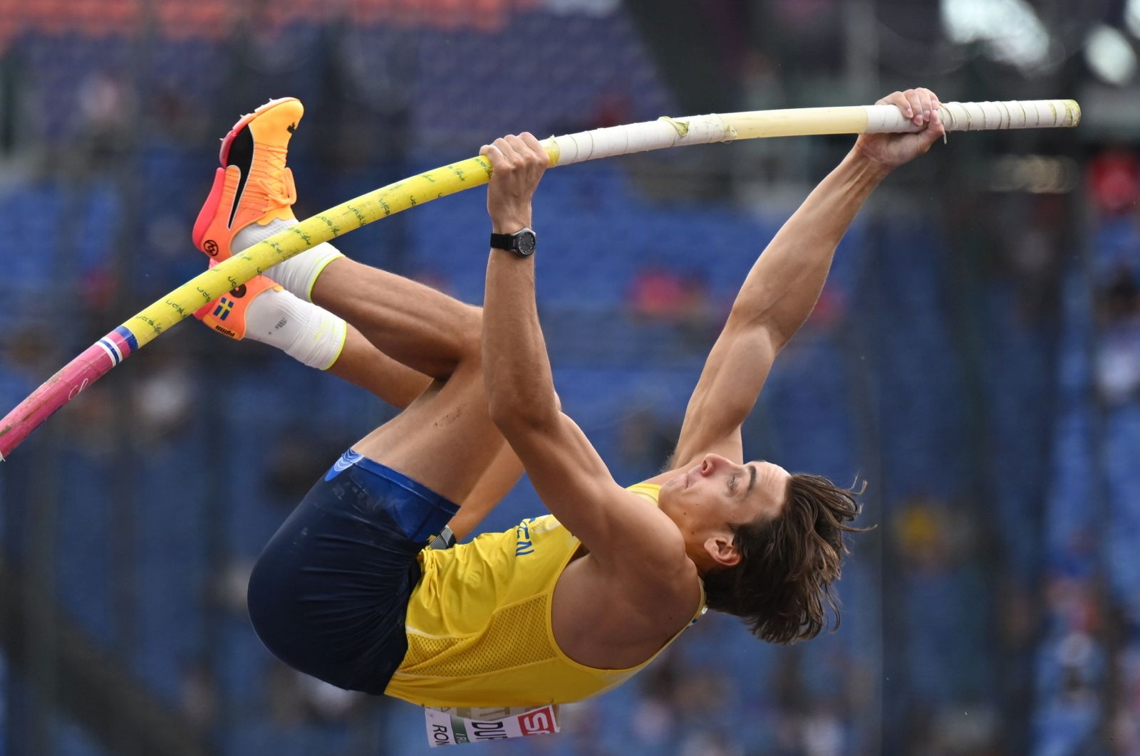 epa11401848 Armand Duplantis of Sweden competes in the Men's Pole Vaul Qualification during the European Athletics Championship, in Rome, Italy, 10 June 2024.  EPA/Adam Warzawa POLAND OUT