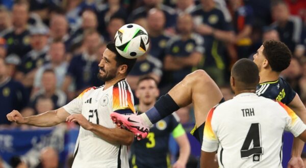 epaselect epa11410708 Ilkay Guendogan (L) of Germany in action during the UEFA EURO 2024 group A match between Germany and Scotland in Munich, Germany, 14 June 2024.  EPA/FRIEDEMANN VOGEL