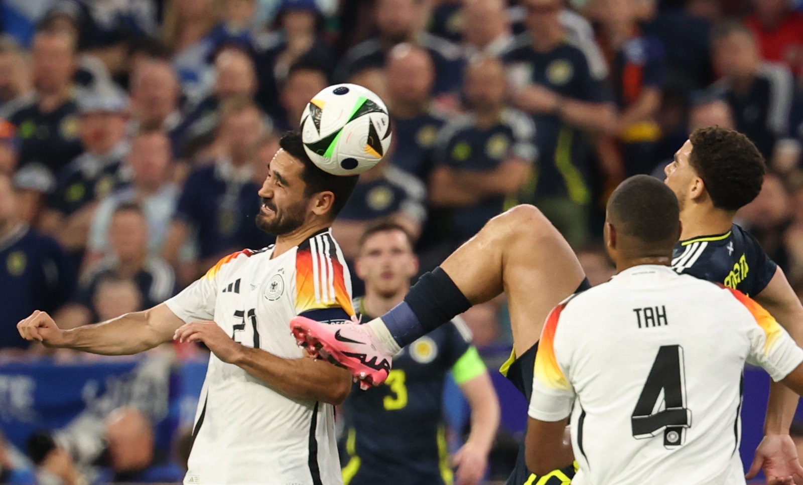 epaselect epa11410708 Ilkay Guendogan (L) of Germany in action during the UEFA EURO 2024 group A match between Germany and Scotland in Munich, Germany, 14 June 2024.  EPA/FRIEDEMANN VOGEL