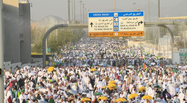 epa11411487 Muslim pilgrims arrive on Mount Arafat during the Hajj 2024 pilgrimage, southeast of Mecca, Saudi Arabia, 15 June 2024. Pilgrims began flocking on the plains of Mount Arafat since early hours of the day to perform one of the most important rituals of the Hajj pilgrimage. Saudi authorities said that over 1.5 million pilgrims arrived in Saudi Arabia for this year's Hajj season. Muslims attending this year's Islamic Hajj pilgrimage will face the challenge of a significant rise in temperatures, which poses a threat to the health of pilgrims, according to the Ministry of Health statement, as the National Center for Meteorology (NCM) expected temperatures to range between 45 and 48 degrees Celsius at the holy sites.  EPA/STRINGER