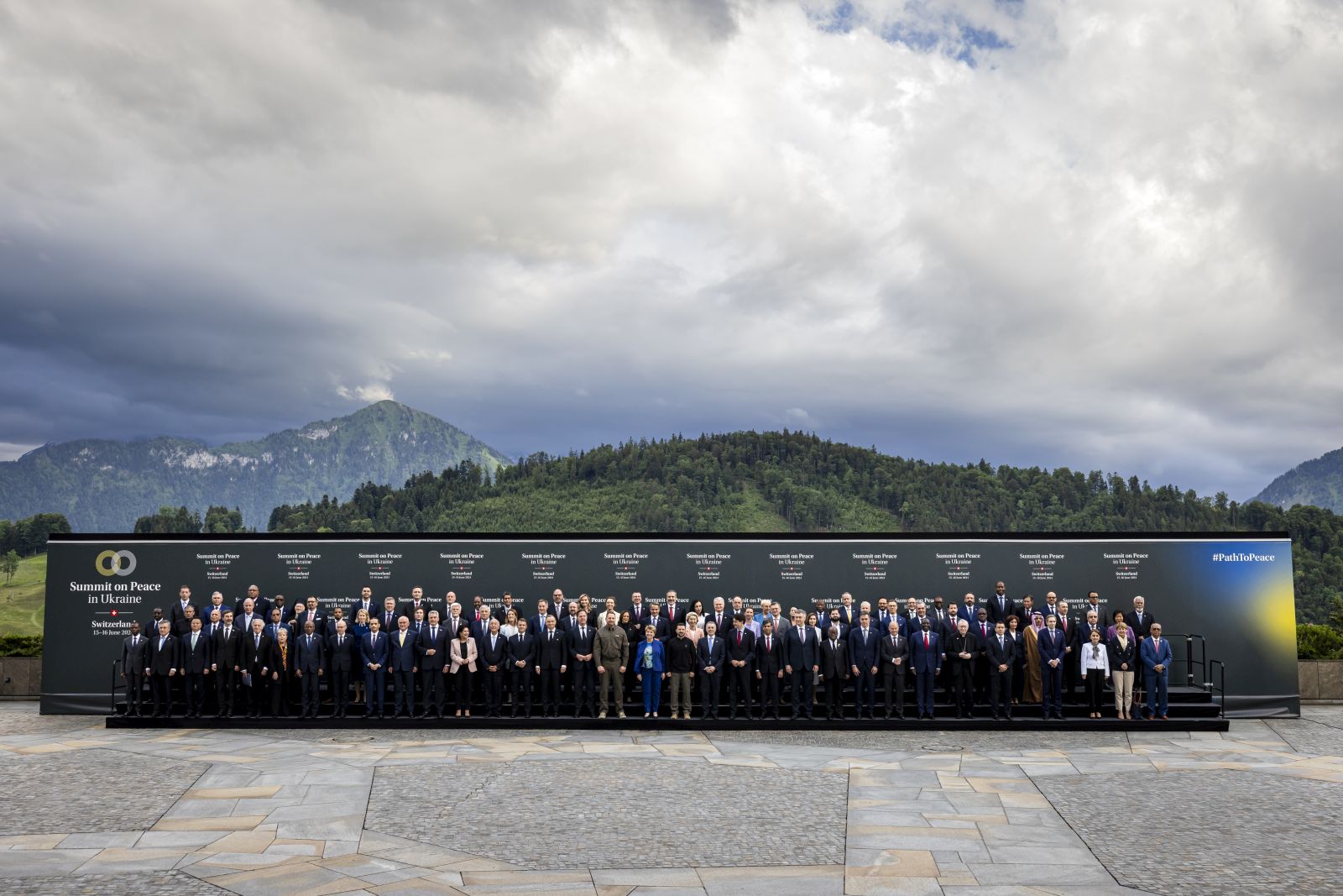 epa11413610 World leaders and heads of delegations pose for the official group photo during the Summit on Peace in Ukraine, in Stansstad near Lucerne, Switzerland, 15 June 2024. International heads of state gather on 15 and 16 June at the Buergenstock Resort in central Switzerland for the two-day Summit on Peace in Ukraine.  EPA/MICHAEL BUHOLZER / POOL            EDITORIAL USE ONLY  EDITORIAL USE ONLY