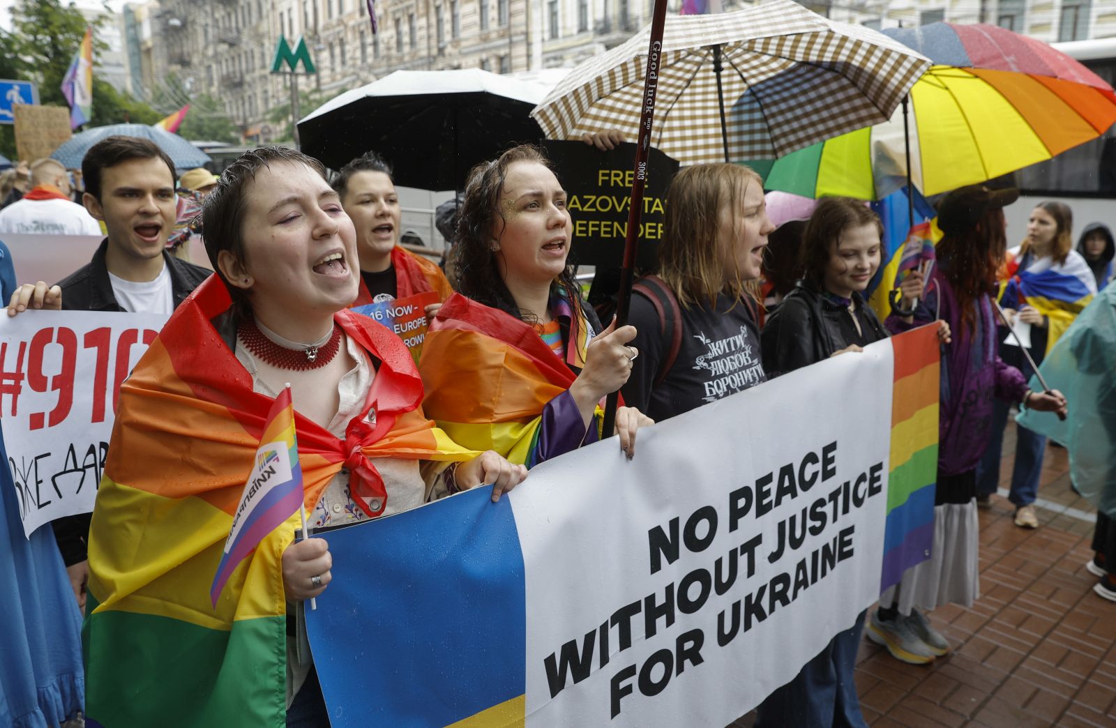 epa11414642 Representatives of the LGBT community attend the KyivPride March in downtown Kyiv, Ukraine, 16 June 2024. Representatives of the Lesbian, Gay, Bisexual, and Transgender (LGBT) organizations and their supporters marched through the Ukrainian capital for the first time since Russia's invasion began in 2022.  EPA/SERGEY DOLZHENKO