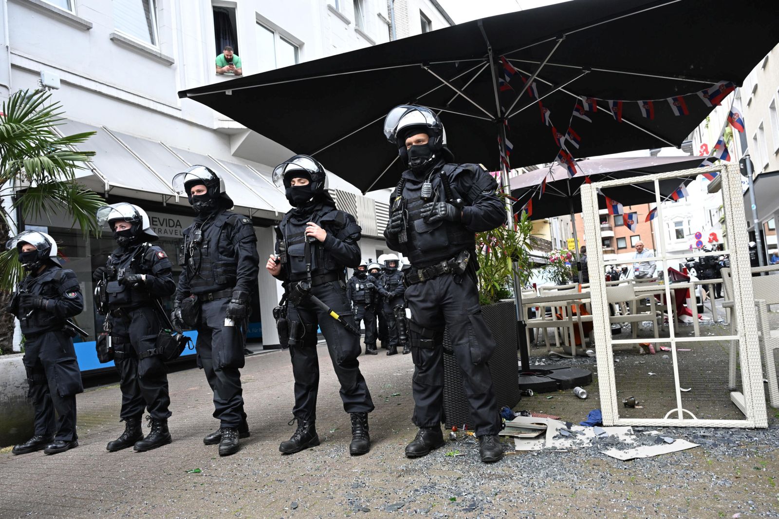 epaselect epa11415905 Riot police separates clashing England and Serbia supporters downtown ahead of the UEFA EURO 2024 group C soccer match between Serbia and England, in Gelsenkirchen, Germany, 16 June 2024.  EPA/Daniel Dal Zennaro
