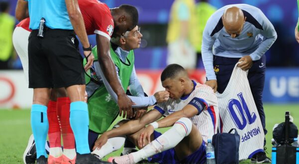 epa11418952 Kylian Mbappe of France receives treatment during the UEFA EURO 2024 group D soccer match between Austria and France, in Duesseldorf, Germany, 17 June 2024.  EPA/Leszek Szymanski POLAND OUT