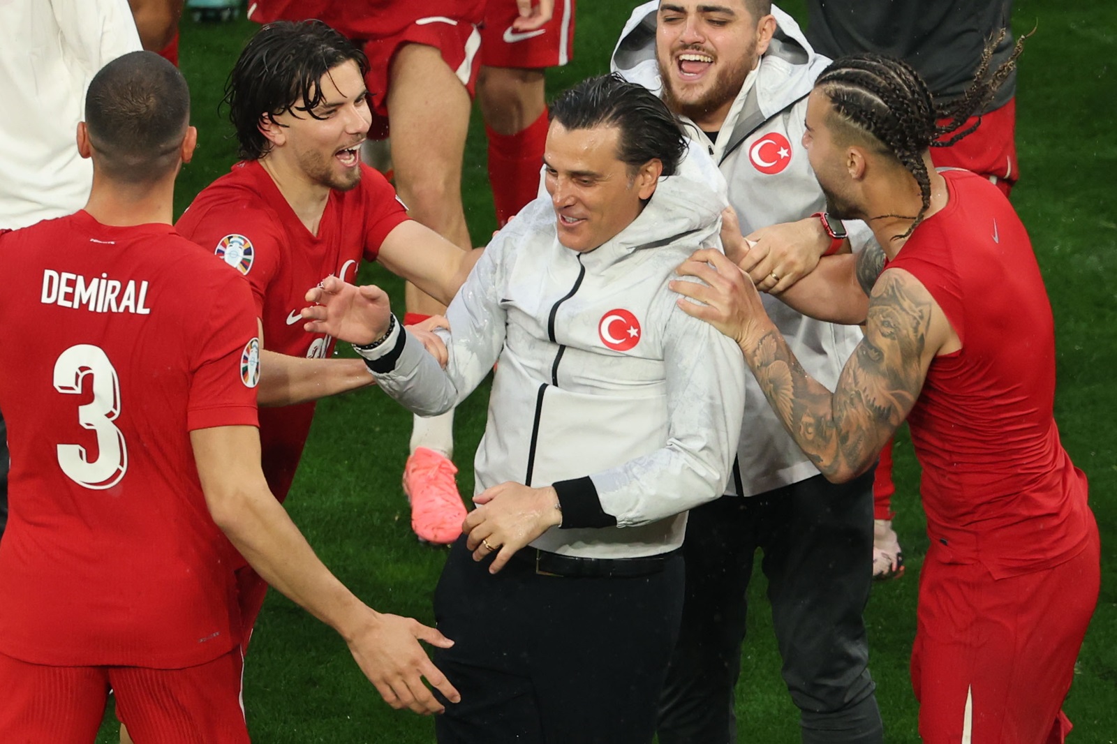 epa11420655 Italian head coach Vincenzo Montella (C) of Turkey celebrates with players after winning the UEFA EURO 2024 group F soccer match between Turkey and Georgia, in Dortmund, Germany, 18 June 2024.  EPA/FRIEDEMANN VOGEL