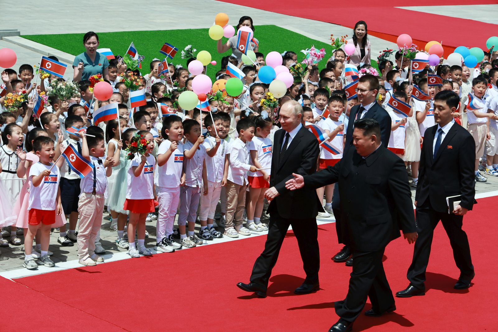 epa11421544 Russian President Vladimir Putin (C) and North Korean leader Kim Jong Un (2-R) attend an official welcoming ceremony during their meeting in Pyongyang, North Korea, 19 June 2024. The Russian president is on a state visit to North Korea from 18-19 June at the invitation of the North Korean leader. He last visited North Korea in 2000, shortly after his first inauguration as president.  EPA/GAVRIIL GRIGOROV / SPUTNIK / KREMLIN POOL MANDATORY CREDIT