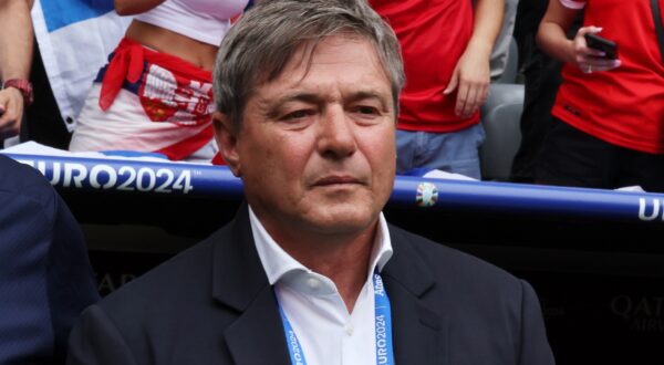 epa11425090 Serbia head coach Dragan Stojkovic looks on prior the UEFA EURO 2024 Group C soccer match between Slovenia and Serbia, in Munich, Germany, 20 June 2024.  EPA/MOHAMED MESSARA