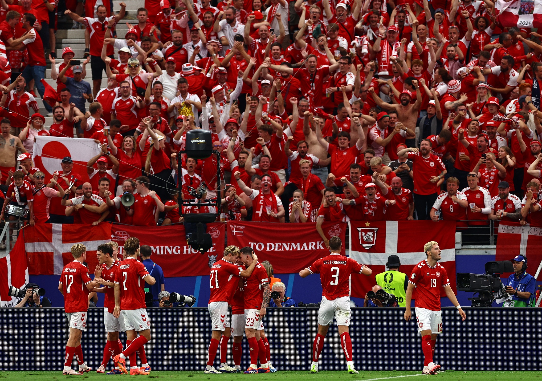 epa11426010 Players of Denmark and fans celebrate scoring the 1-1 during the UEFA EURO 2024 group C match between Denmark and England, in Frankfurt Main, Germany, 20 June 2024.  EPA/FILIP SINGER