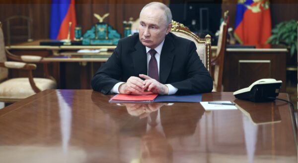 epa11434368 Russian President Vladimir Putin attends a meeting with VTB Bank President and Chairman of the Management Board Kostin at the Kremlin in Moscow, Russia, 24 June 2024.  EPA/VYACHESLAV PROKOFYEV/SPUTNIK/KREMLIN / POOL MANDATORY CREDIT