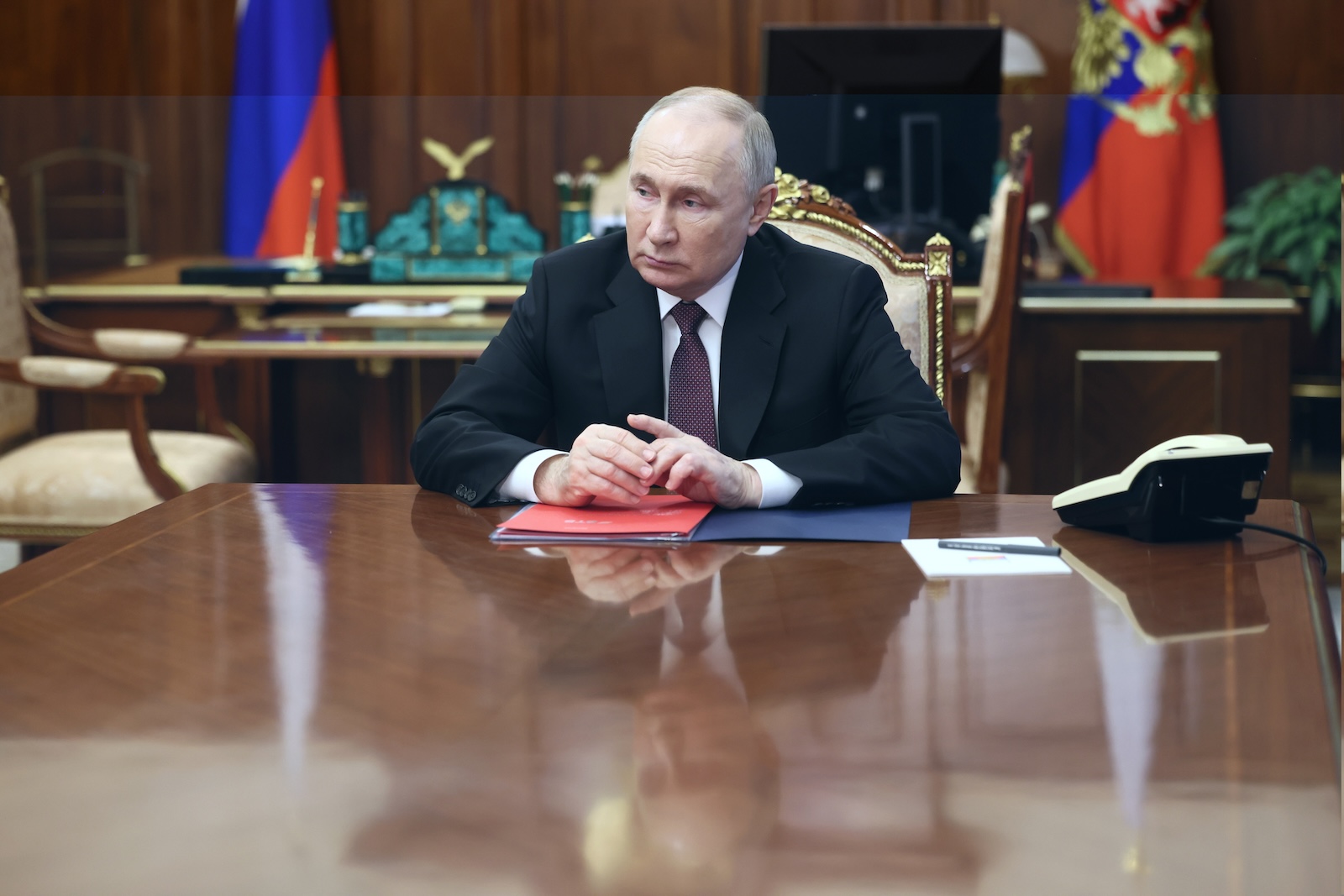 epa11434368 Russian President Vladimir Putin attends a meeting with VTB Bank President and Chairman of the Management Board Kostin at the Kremlin in Moscow, Russia, 24 June 2024.  EPA/VYACHESLAV PROKOFYEV/SPUTNIK/KREMLIN / POOL MANDATORY CREDIT