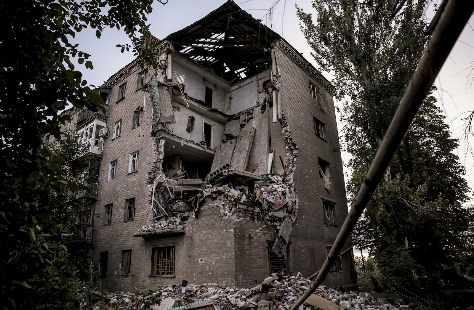 epa11436457 A handout photo made available by the Ukrainian Army shows a residential building damaged by shelling in the city of Chasiv Yar, Ukraine, 25 June 2024 amid the Russian invasion. Russian troops entered Ukrainian territory on 24 February 2022, starting a conflict that has provoked destruction and a humanitarian crisis.  EPA/UKRAINIAN ARMY / OLEG PETRASIUK  / HANDOUT  HANDOUT EDITORIAL USE ONLY/NO SALES HANDOUT EDITORIAL USE ONLY/NO SALES