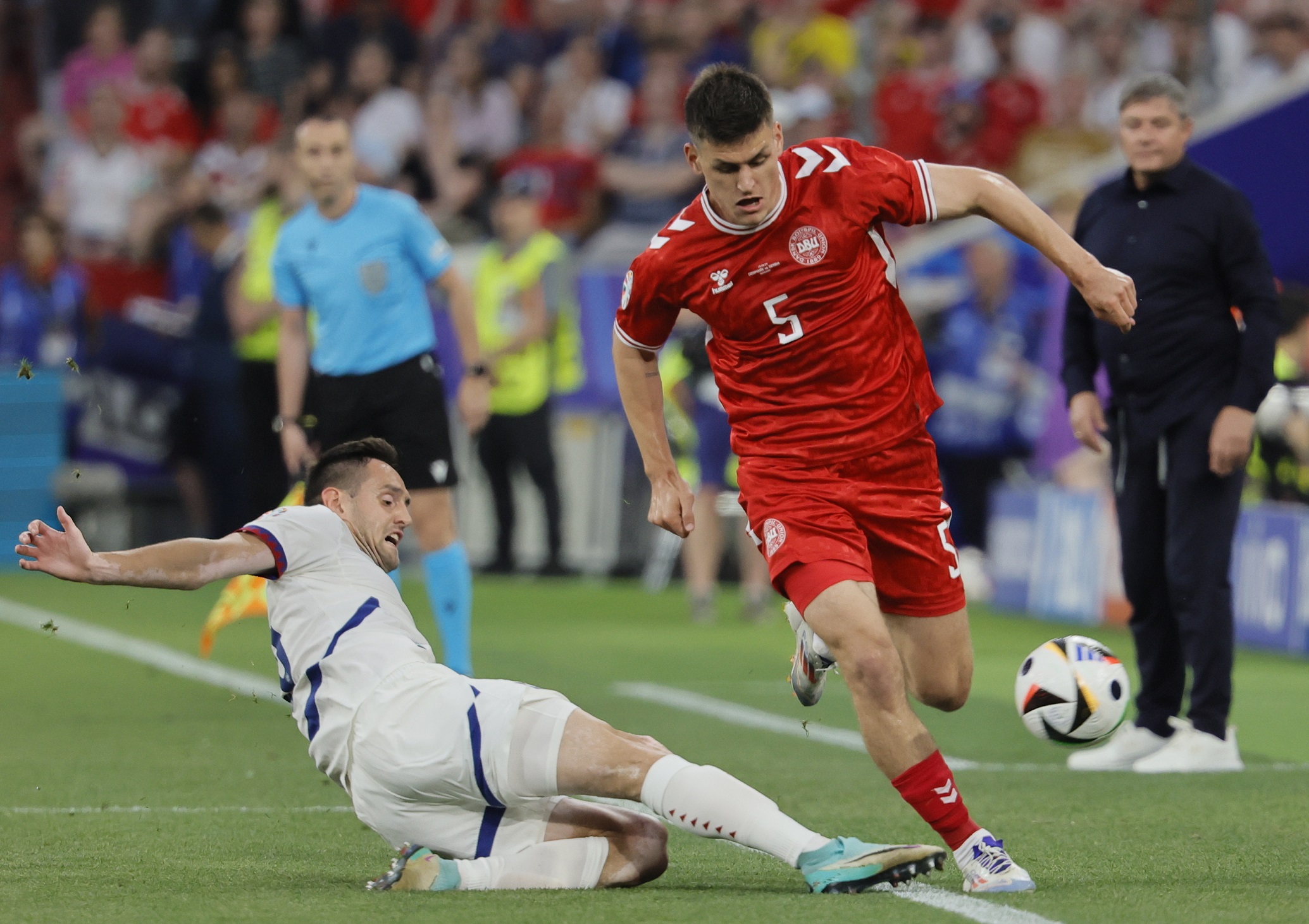 epa11437595 Srdan Mijailovic (L) of Serbia and Joakim Maehle Pedersen of Denmark in action during the UEFA EURO 2024 Group C soccer match between Denmark and Serbia, in Munich, Germany, 25 June 2024.  EPA/RONALD WITTEK
