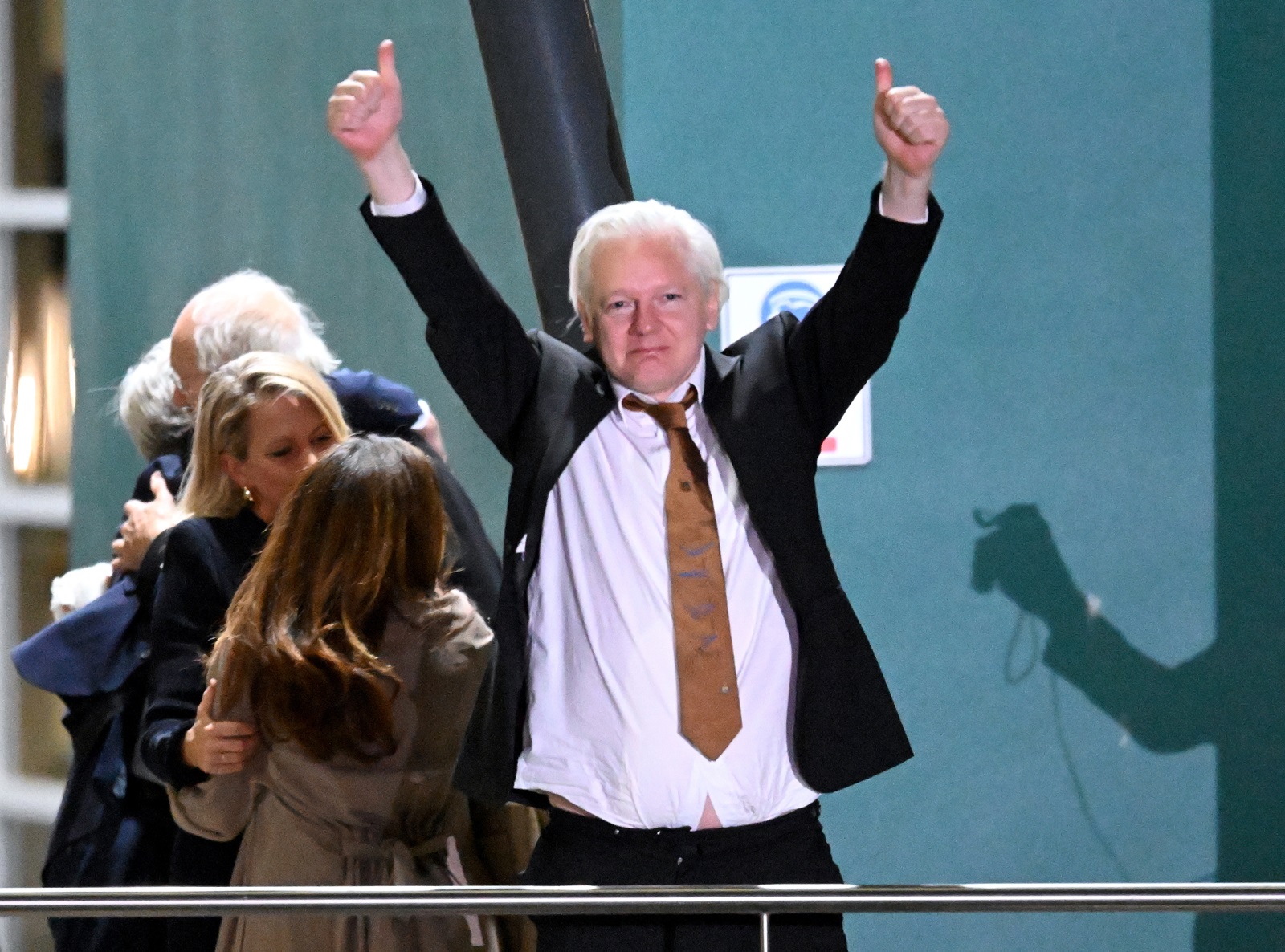 epa11438592 WikiLeaks founder Julian Assange waves at supporters after arriving at Canberra Airport, in Canberra, Australia, 26 June 2024. The judge of the United States District Court for the Northern Mariana Islands on the island of Saipan, on 26 June sentenced Assange for time served in exchange of pleading guilty to the criminal count of conspiring to obtain and disclose classified documents relating to the national defense of the United States.  EPA/LUKAS COCH AUSTRALIA AND NEW ZEALAND OUT