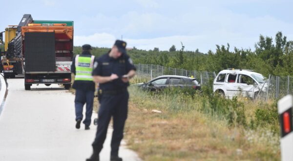 03.06.2024., Priovac - Dvije osobe su ozlijedjene u izlijetanju vozila s cesta, a potom je na djelatnike HAC-a koji su na terenu pruzali pomoc unesrecenima naletjelo vozilo te su oba djelatnika prevezena u bolnicu i ne zna se tezina ozljeda. U tijeku je policijski ocevid. Photo: Hrvoje Jelavic/PIXSELL