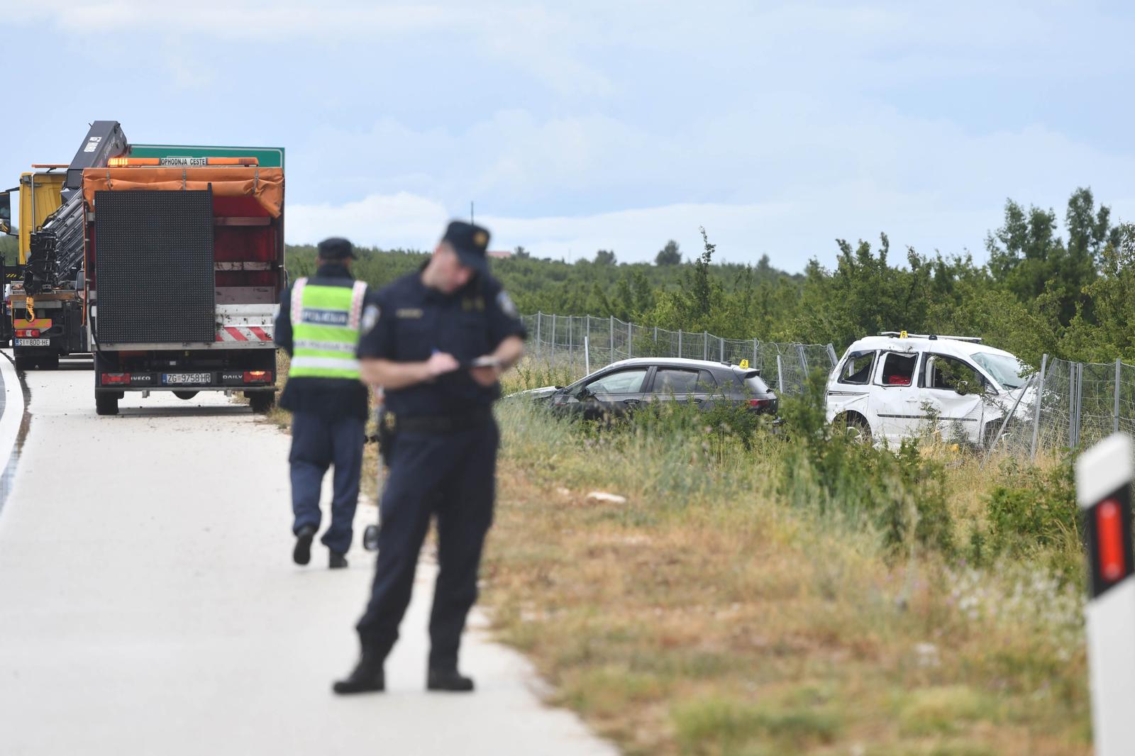 03.06.2024., Priovac - Dvije osobe su ozlijedjene u izlijetanju vozila s cesta, a potom je na djelatnike HAC-a koji su na terenu pruzali pomoc unesrecenima naletjelo vozilo te su oba djelatnika prevezena u bolnicu i ne zna se tezina ozljeda. U tijeku je policijski ocevid. Photo: Hrvoje Jelavic/PIXSELL