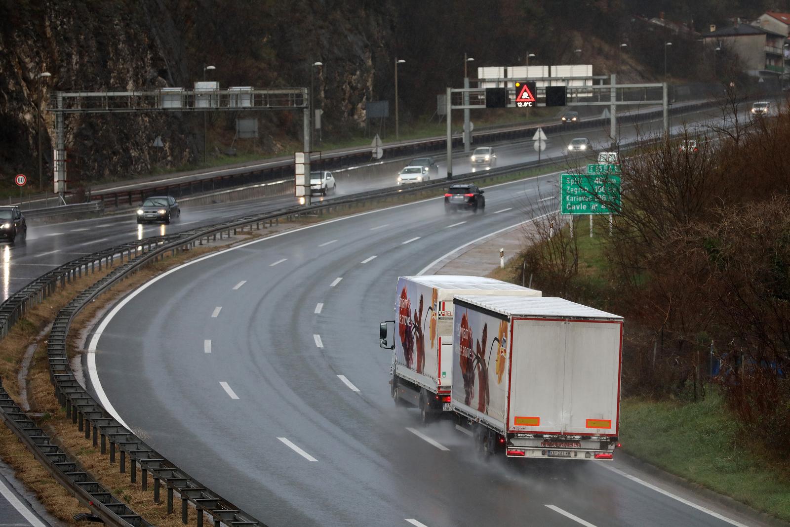 05.01.2024., Rijeka - Zbog kise su mokri i skliski kolnici te je potreban oprez u voznji na autocestama A6 i A7. Photo: Goran Kovacic/PIXSELL