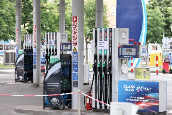 07.05.2024., Zagreb - Vlada je na telefonskoj sjednici u ponedjeljak donijela Uredbu o utvrdjivanju najvisih maloprodajnih cijena naftnih derivata, prema kojoj od danas litra osnovnog benzina stoji 1,54 eura, sto je dva centa manje nego do sada, a dizela 1,41 euro, sto je pad od cetiri centa.  Photo: Patrik Macek/PIXSELL