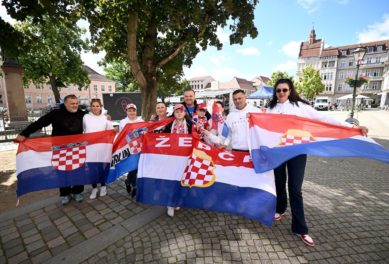 09.06.2024., Neuruppin, Njemačka - Zavrsne pripreme na gradskom trgu uoci dolaska Hrvatske nogometne reprezentacije.  Photo: Marko Lukunic/PIXSELL