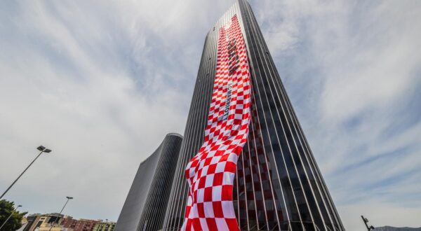 09.06.2024., Split - Postavljanje najvece zastave na najvecu zgradu u Hrvatskoj. Photo: Zvonimir Barisin/PIXSELL