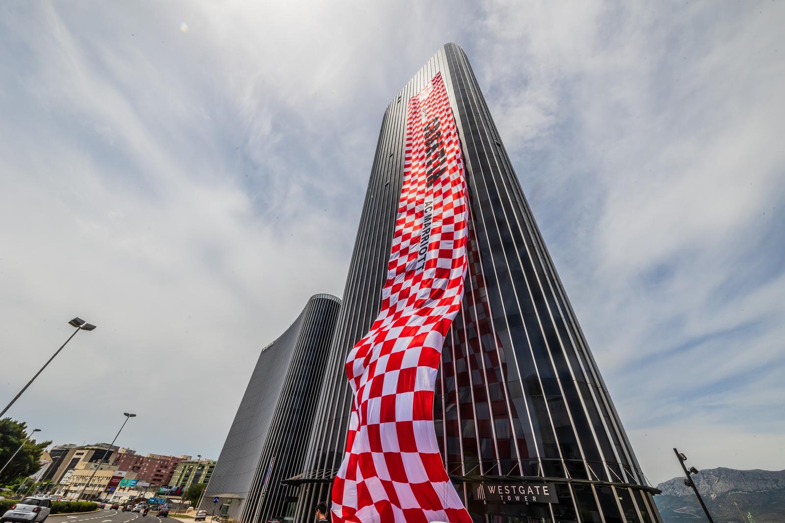 09.06.2024., Split - Postavljanje najvece zastave na najvecu zgradu u Hrvatskoj. Photo: Zvonimir Barisin/PIXSELL