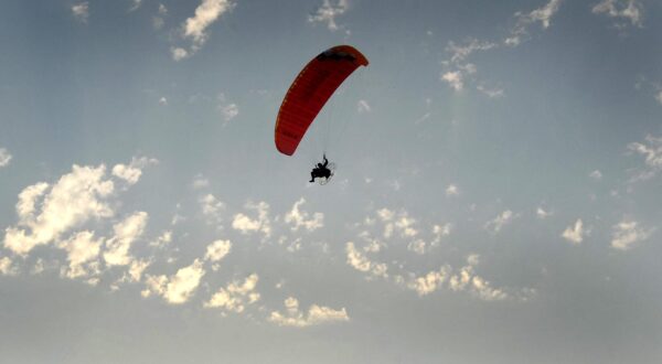 29.07.2012., Slavonski Brod - Letenje paraglajderom je zanimljivo, ali ta vrsta sporta moze biti i vrlo opasna. r"nSnimio: Ivica Galovic/PIXSELL