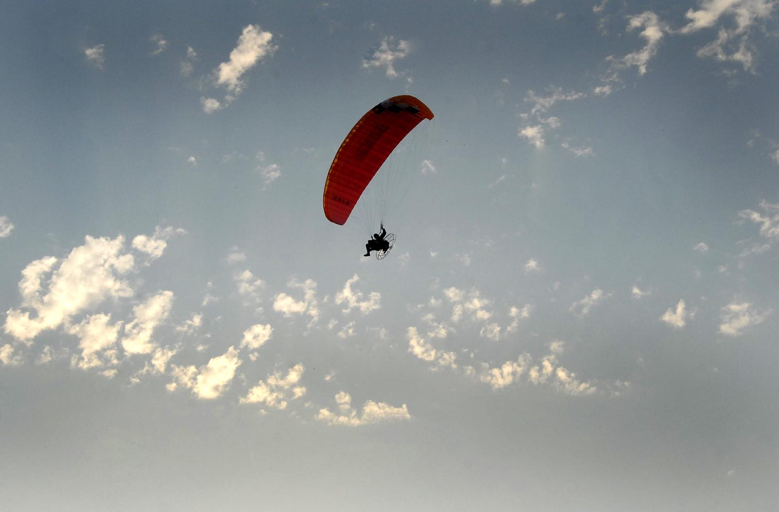 29.07.2012., Slavonski Brod - Letenje paraglajderom je zanimljivo, ali ta vrsta sporta moze biti i vrlo opasna. r"nSnimio: Ivica Galovic/PIXSELL