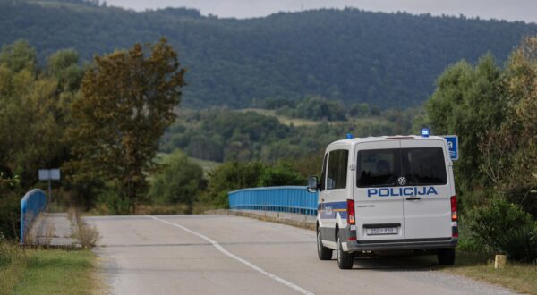 15.09.2023., Slunj - Potpredsjednik Vlade i ministar unutarnjih poslova RH Davor Bozinovic 
obisao je policijske sluzbenike koji rade na zastiti drzavne granice i suzbijanju nezakonitih migracija uz podrucje granicne crte s Bosnom i Hercegovinom.  Photo: Luka Stanzl/PIXSELL