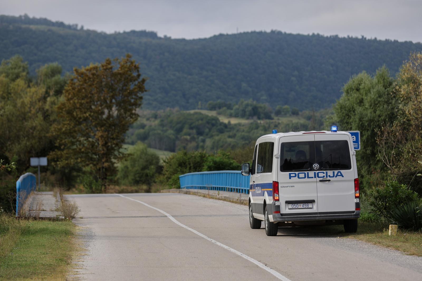 15.09.2023., Slunj - Potpredsjednik Vlade i ministar unutarnjih poslova RH Davor Bozinovic 
obisao je policijske sluzbenike koji rade na zastiti drzavne granice i suzbijanju nezakonitih migracija uz podrucje granicne crte s Bosnom i Hercegovinom.  Photo: Luka Stanzl/PIXSELL