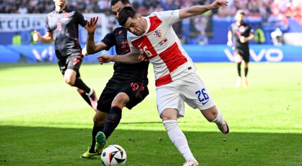 19.06.2024., Volksparkstadion, Hamburg, Njemacka - Europsko prvenstvo 2024., skupina B, 2. kolo, Hrvatska - Albanija. Martin Baturina, Nedim Bajrami. Photo: Marko Lukunic/PIXSELL