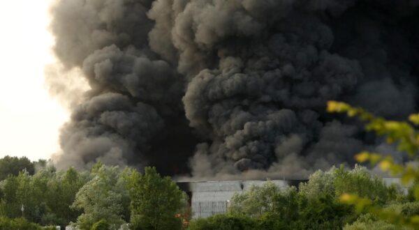 19.06.2024., Zapresic - U popodnevnim satima izbio je pozar u skaldistu tvrtke Eko Flor u Industrijskoj ulici. Photo: Robert Anic/PIXSELL